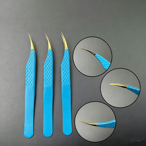 Pince à épiler pour cils RMI en acier inoxydable avec pointe en plasma dorée, revêtement en poudre bleue, poignée diamantée, texture de pointe lisse, longueur 10 mm - Product Image 3