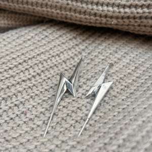 Pendientes colgantes abstractos con diseño de púas, pendientes geométricos de latón para mujer, pendientes de latón plateados, pendientes minimalistas al por mayor - Product Image 3