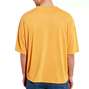 เสื้อยืดโอเวอร์ไซส์สีเหลืองมัสตาร์ดสำหรับผู้ชาย ทรงหลวม ไหล่ตก สไตล์ลำลอง สตรีทแวร์ เสื้อยืดฤดูร้อน เนื้อผ้านุ่ม ระบายอากาศดี คอกลม สไตล์มินิมอล - Product Image 2