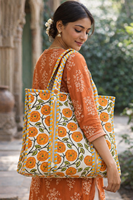 Sac fourre-tout matelassé en coton brodé floral indien Advik avec fermeture éclair, poches intérieures/extérieures 14x16 pouces, style bohème