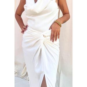 Robe longue élégante blanche pour femme, col en V, sans manches, coupe ample, froncée à la taille naturelle avec fente latérale, idéale pour les soirées - Product Image 4