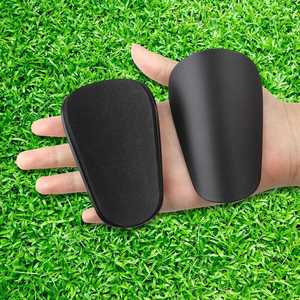 Espinilleras de Fútbol de Fibra de Carbono con Diseño Personalizado, Almohadillas de Eva, Impresión de Logotipos Personalizados, Hechas en Pakistán - Product Image 2