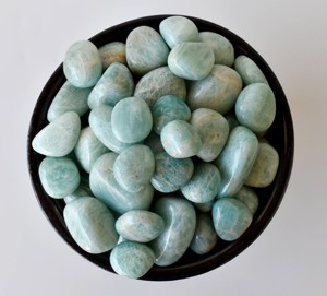 หินอะมาโซไนต์สีเขียวคุณภาพพรีเมียมขายส่ง หินคริสตัลบำบัดสำหรับการทำสมาธิ ตกแต่งบ้าน และของขวัญ - Product Image 3