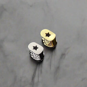 Joyas de Uso Diario Estilo Hiphop Unisex de Aleación Chapada en Oro con Micro Pavé de Circonita Cúbica en Forma de Pata de Animal - Product Image 2