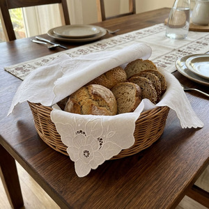 Serviette de pain en coton brodée personnalisable avec motif floral blanc découpé, bord festonné, réutilisable et lavable en machine, vente en gros - Product Image 4