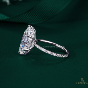 Bague de luxe en or avec diamant de laboratoire ovale taille étagée exquise, halo micro-pavé dissimulé, profil panier ouvert et bande pavée brillante - Product Image 4