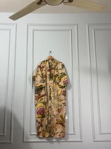 ชุดคลุมอาบน้ำผ้าฝ้ายสีเขียวลายดอกไม้หรูหราสไตล์อินเดีย ทำมือ สำหรับผู้หญิง คอวี ยาวเต็มตัว พร้อมโลโก้ด้านหน้า เนื้อผ้านุ่ม สวมใส่สบาย เหมาะสำหรับฤดูใบไม้ผลิและฤดูร้อน - Product Image 2