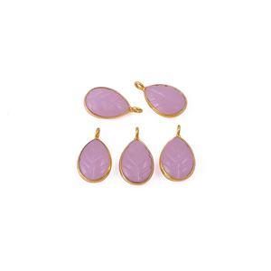 Colgante hecho a mano tallado de piedras preciosas de Calcedonia rosa, diseño de hoja, forma de lágrima, ajuste de bisel de oro rosa, encanto de incrustaciones - Product Image 1