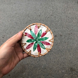 Plato Decorativo Circular de Bambú Hecho a Mano con Diseño Floral, Artesanía Coleccionable de Mimbre - Product Image 5