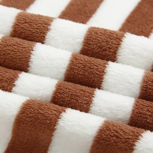 Serviette de toilette en coton personnalisable avec logo, durable, douce et absorbante, pour salle de bain, OEM, marque privée, commandes en gros, en polaire corail rayée - Product Image 3