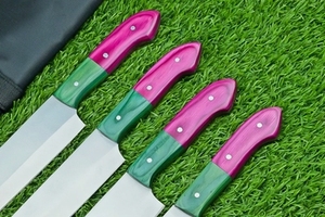 Ensemble de 4 couteaux de cuisine faits à la main en acier carbone Damas avec étui en cuir véritable, comprenant un couteau de chef, un couteau à découper, un couteau à pain, un couteau à steak et un couteau à fruits - Product Image 1