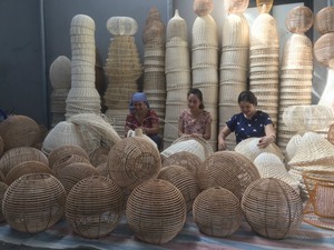 Abat-jour suspendu en rotin tissé à la main – Luminaire suspendu en fibre naturelle fait main pour la maison, les cafés, les restaurants et la décoration commerciale - Product Image 6