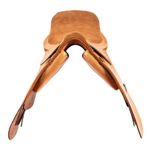 Selle de polo prête pour le tournoi, dotée d'un design de selle profonde, d'une finition en cuir robuste et d'un soutien sécurisé pour les cavaliers professionnels. - Product Image 4