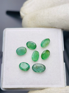 Esmeraldas naturales de Zambia, corte ovalado, lote de 7 piezas, 8.46 quilates, buena calidad con brillo, color verde intenso, disponibles a precio económico. - Product Image 1