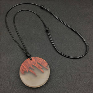 Collar de cuentas de resina de diseño con acabado y tonos vibrantes, un accesorio de moda perfecto para mujeres y niñas. - Product Image 6