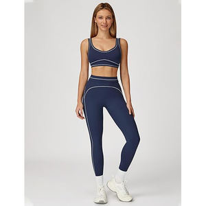 Ensemble de yoga pour femme, haut à col en V profond avec côtés froncés, pantalon évasé à taille repliable, silhouette féminine, nylon et élasthanne, ensemble lifestyle - Product Image 2