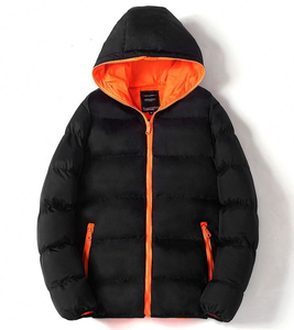 Veste d'hiver matelassée pour homme, personnalisée par le fabricant, noire avec capuche contrastante orange, chaude et épaisse, vêtement d'extérieur matelassé - Product Image 1