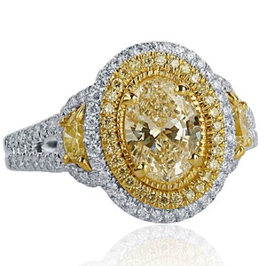Anillo de Compromiso con Doble Halo de Diamantes Amarillos de Laboratorio, Corte Ovalado, Diseño Nuevo, en Oro Blanco, Anillo de Diamantes de 3 Piedras con Vástago Dividido - Product Image 3