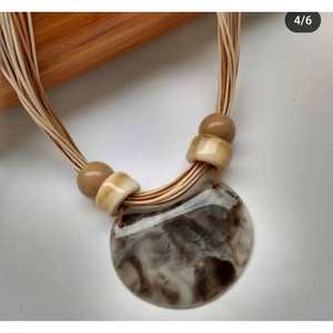 Collar de Resina Hecho a Mano para Mujeres con Estilo, Diseño de Cristal Atractivo - Product Image 1