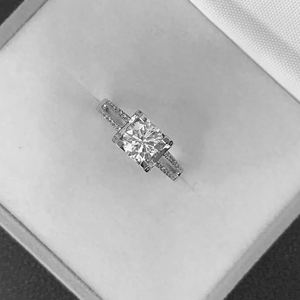 แหวนเพชรทรงกลมเม็ดเดี่ยว เพชรเพาะเลี้ยงสำหรับงานหมั้น แหวนทองคำขาว 14K ประดับเพชรแบบปาเว่ ดีไซน์โค้งสำหรับเจ้าสาว - Product Image 3