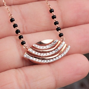 Collier pendentif superposé incurvé en or rose massif 14 carats avec diamant naturel rond et perles noires, style Mangalsutra, Memoria Jewels, vente en gros - Product Image 6