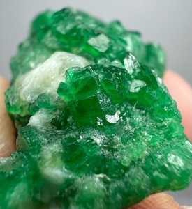 Cristaux d'émeraude vertes de qualité supérieure provenant de Swat, Pakistan, spécimen minéral brut naturel, pierre précieuse de collection pour exposition - Product Image 1