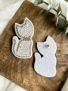 Boucles d'oreilles pendantes faites à la main en perles pour femmes, motif chat avec strass blancs, mignonnes et tendance, idéales pour les fêtes, mariages ou comme cadeau. - Product Image 3