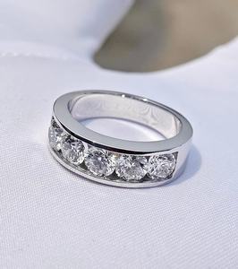 Anillo de banda de 5 piedras con corte redondo de moissanita de 3 mm para hombre, plata de ley 925, joyería fina, regalo sorpresa de boda para ella - Product Image 5