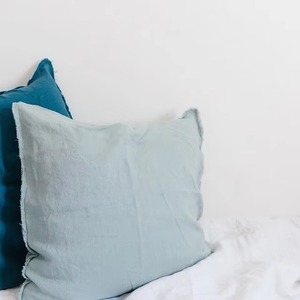Housse de coussin carrée en lin uni respirant avec bords surpiqués pour canapé et lit - Product Image 1