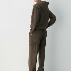 ชุดวอร์มผู้ชายสีน้ำตาล ผ้าคอตตอนหนา ชุดวอร์มผู้ชาย เสื้อฮู้ดดี้โอเวอร์ไซส์ กางเกงคาร์โก้ขายาว ชุดเซ็ตพร้อมปักโลโก้ สตรีทแวร์ - Product Image 2