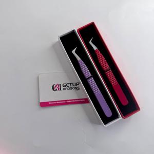 Pince à cils professionnelle en acier inoxydable de qualité supérieure, revêtement poudré violet et rouge, pour volume russe, marque privée - Product Image 1
