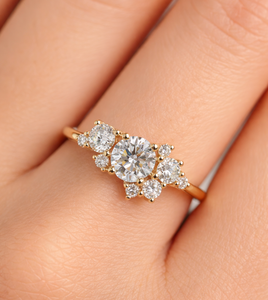 แหวนเพชรทรงกลมเจียระไนแบบบริลเลียนท์ แหวนหมั้นเพชรเม็ดกลมที่ได้รับการรับรองจาก IGI ตัวเรือนทองคำแท้ 18K สีเหลือง ประดับเพชรแบบหนามเตย - Product Image 5