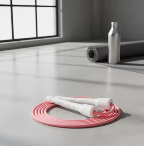 Corde à sauter rose en PU avec poignées blanches, longueur 2,5 m, corde à sauter simple portable pour l'exercice à domicile, équipement de fitness unisexe - Product Image 1