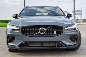 Volvos V60 Recharge T8 Polestar Engineered Wagon 2023, Listo para Envío a Todo el Mundo - Product Image 4