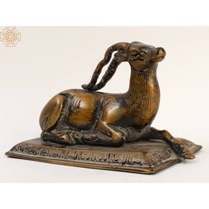 Petite sculpture d'antilope en laiton de 5 pouces assise sur une base rectangulaire Pièce maîtresse décorative - Product Image 4