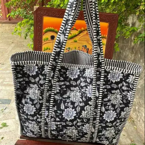 Sac à bandoulière matelassé en coton imprimé pour femme, sac à main tendance de créateur avec un look luxueux - Product Image 1