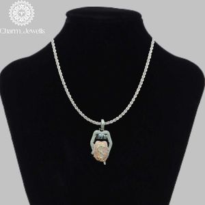 จี้ห้อยคอ Charm Jewells สไตล์ฮิปฮอป ประดับมอสซาไนต์และไข่มุกน้ำจืด รับรองโดย IGI เงินแท้ชุบทอง 18K ประดับเพชรแบบไมโครเพฟ เหมาะสำหรับทุกเพศทุกวัย ใช้ได้ทุกวัน - Product Image 6