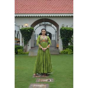 Vestido de Algodón Especial para Navratri con Trabajo Gamthi, Hermoso Atuendo para la Ocasión de Diwali - Product Image 6