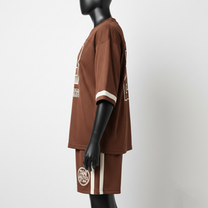 Conjunto de pantalón corto de malla de poliéster de secado rápido de alta calidad, 230 GSM, color marrón beige con panel de rayas en contraste, corte holgado, logotipo con transferencia térmica. - Product Image 5