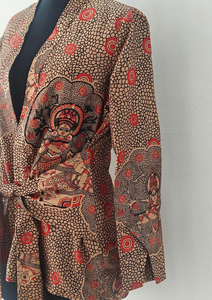 Blazer de Seda Madhubani con Bordado a Mano de Krishna (Con Cintura Ajustable) - Product Image 2