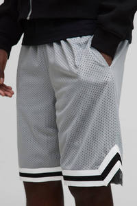 Pantalones Cortos Deportivos de Malla Gris para Hombre con Franja Lateral Blanca y Negra, Cintura Elástica, Estilo Casual, Tela Transpirable, Corte Medio - Product Image 3