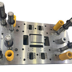 Matrice d'emboutissage progressive personnalisée pour composants automobiles - Product Image 1