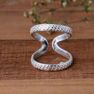 แหวนเงินรูปตัววีแบบปรับได้สำหรับทุกเพศจาก SHYAM JEWELRS แหวนลายดอกไม้แกะสลักหรูหราแบบสามวง ช่วยพยุงนิ้ว เหมาะสำหรับงานแต่งงานและงานปาร์ตี้ - Product Image 1