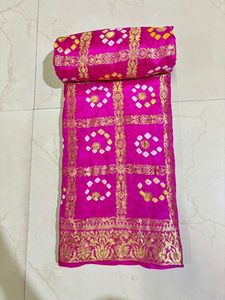 Sari Gharchola Bandhani de Seda, Estilo Artesanal, Diseño Tradicional Indio, Prenda Étnica de Lujo para Bodas y Fiestas - Product Image 5