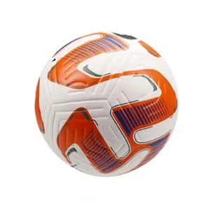 Ballon de football avancé conçu pour des passes précises, des tirs puissants et des compétences en manipulation du ballon - Product Image 1