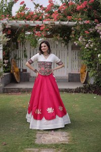 Lehenga Choli de seda romana para mujer, falda con rayas y trabajo de espejo, vestido tradicional para la fiesta de Navratri - Product Image 3