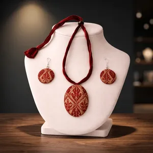 Conjunto de collar minimalista de seda Muga roja hecho a mano con tela satinada y elegante colgante ovalado - Product Image 5