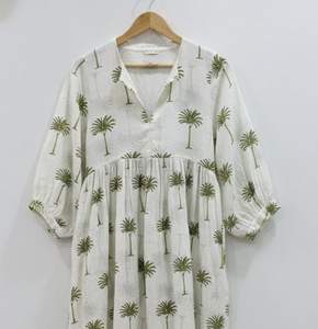 Robe midi trapèze personnalisable pour le bureau - Style bohème, faite à la main, motif floral tie-dye, 100 % coton respirant, écologique et naturel - Product Image 3