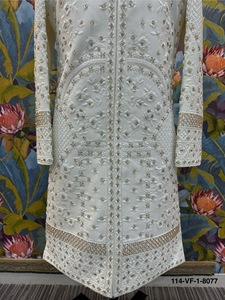 Traje de novio Sherwani con diseño asimétrico, hexagonal, color crema, con detalles Divine Touch y adornos de cuentas plateadas metálicas cromadas. - Product Image 6