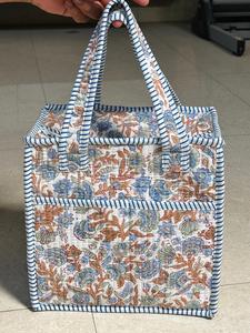 กระเป๋าใส่อาหารแบบมีซิป ลายดอกไม้ ผ้าฝ้ายแบบควิลท์  ขนาดกะทัดรัด  สำหรับพกพา  เก็บอาหารได้หลากหลาย  พร้อมฉนวนกันความร้อน - Product Image 5